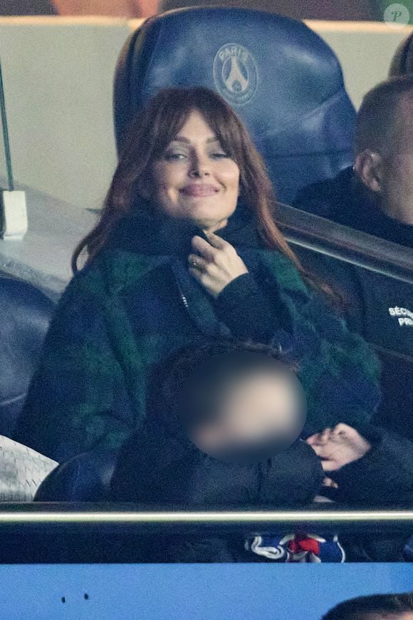 Caroline Receveur et son fils Marlon - Célébrités dans les tribunes du match de Ligue 1 McDonald's opposant le Paris Saint-Germain (PSG) à Lyon (3-1) au Parc des Princes à Paris le 15 décembre 2024. © Cyril Moreau/Bestimage