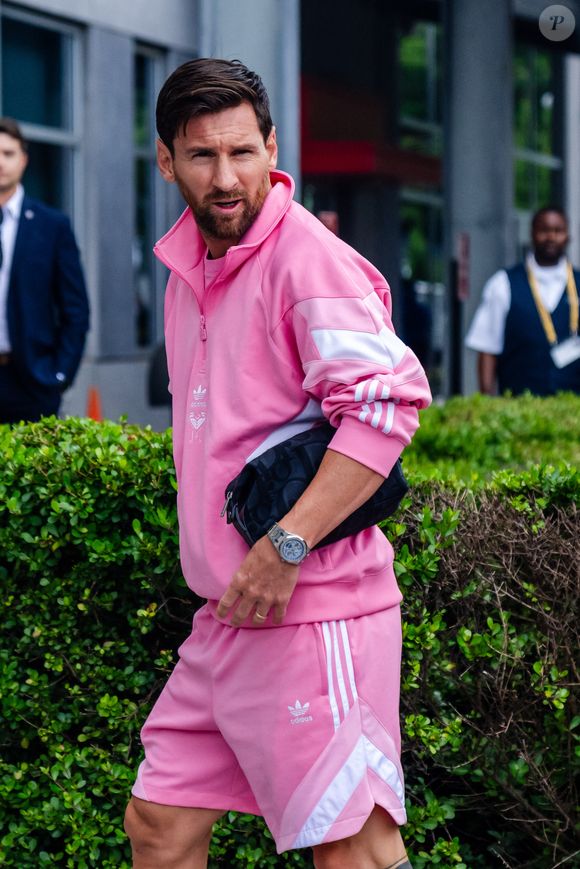 L'attaquant Lionel Messi (10) arrive au stade Mercedes-Benz pour le match de la Coupe du monde des clubs de la FIFA entre l'Inter Miami CF et le FC Porto, le 19 juin 2025, Atlanta, Géorgie, États-Unis. © Malachi Gabriel/ZUMA Press Wire / Bestimage