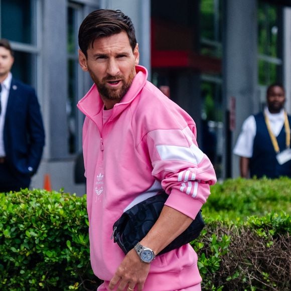 L'attaquant Lionel Messi (10) arrive au stade Mercedes-Benz pour le match de la Coupe du monde des clubs de la FIFA entre l'Inter Miami CF et le FC Porto, le 19 juin 2025, Atlanta, Géorgie, États-Unis. © Malachi Gabriel/ZUMA Press Wire / Bestimage