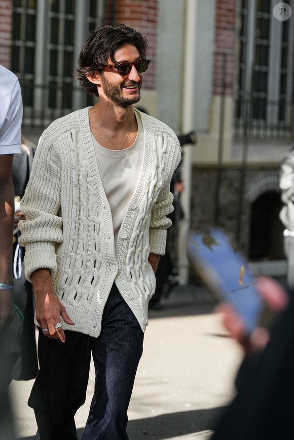 Pierre Niney assiste au défilé Lacoste Womenswear Spring/Summer 2026 dans le cadre de la semaine de la mode à Paris le 05 octobre 2025 à Paris, France. (Photo par Lucia Sabatelli / Bestimage)