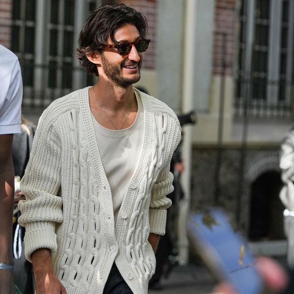 Pierre Niney assiste au défilé Lacoste Womenswear Spring/Summer 2026 dans le cadre de la semaine de la mode à Paris le 05 octobre 2025 à Paris, France. (Photo par Lucia Sabatelli / Bestimage)