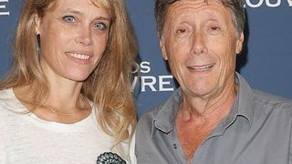 Antoine de Maximy prend la pose avec Magali, sa compagne de 20 ans sa cadette : le duo fait sensation à une avant-première
