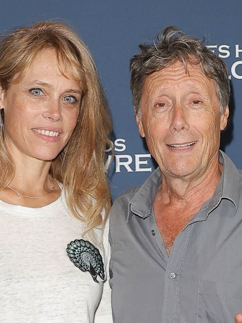 Antoine de Maximy prend la pose avec Magali, sa compagne de 20 ans sa cadette : le duo fait sensation à une avant-première