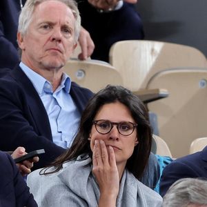Michel Denisot, Apolline de Malherbe, Laurent Solly dans les tribunes lors des Internationaux de France de Tennis de Roland Garros 2025, à Paris, France, le 4 juin 2025. © Jacovides-Moreau/Bestimage