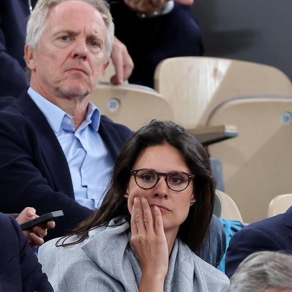 Michel Denisot, Apolline de Malherbe, Laurent Solly dans les tribunes lors des Internationaux de France de Tennis de Roland Garros 2025, à Paris, France, le 4 juin 2025. © Jacovides-Moreau/Bestimage