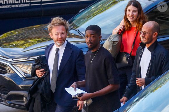 Le rappeur français MHD (Mohamed Sylla), arrive avec ses avocats Antoine Vey et Elise Arfi à l'ouverture de son procès et de celui de huit autres hommes pour un meurtre commis lors d'une bagarre entre deux gangs rivaux à Paris en 2018, au Palais de Justice de Paris, France, le 4 septembre 2023. L'artiste et quatre coaccusés comparaîtront libres, trois autres sont toujours en détention provisoire et le dernier, toujours en liberté, sera jugé par contumace. Ils risquent jusqu'à 30 ans de prison. © Christophe Clovis/Bestimage