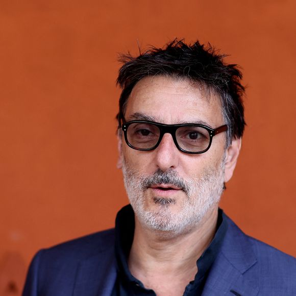 Yvan Attal - Célébrités au village lors des Internationaux de France de tennis de Roland Garros 2024 à Paris le 9 juin 2024.
