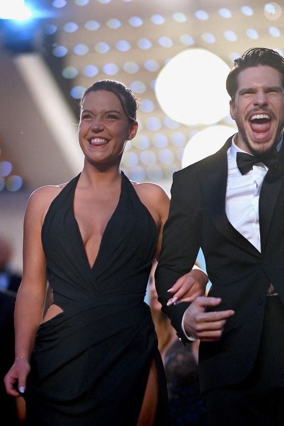 Alors que le nom de son petit ami a été scandé, l’actrice a crié : "Calme-toi" avant de rajouter, amusée, "Non je déconne".

Adèle Exarchopoulos, Francois Civil assistent à la projection de L'Amour Ouf au 77ème Festival de Cannes au Palais des Festivals le 23 mai 2024 à Cannes, France. Photo by Franck Castel/ABACAPRESS.COM