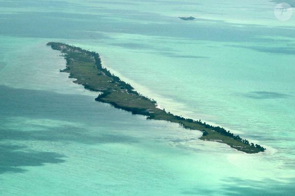 Exclusif - Vues aériennes de Blackadore Caye, l'île privée au large des côtes du Belize que l'acteur et environnementaliste Leonardo DiCaprio a achetée en 2015 pour 1,75 million de dollars.  L'île est bordée de palmiers mourants et le rivage est recouvert d'algues vertes à Blackadore Caye, au Belize, le 5 juin 2021. Coleman-Rayner / Bestimage