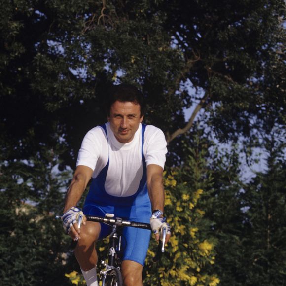 En France, dans sa maison de vacances en Provence, Michel DRUCKER, en tenue de cycliste, posant sur son vélo. Septembre 1992
© Alain Canu via Bestimage