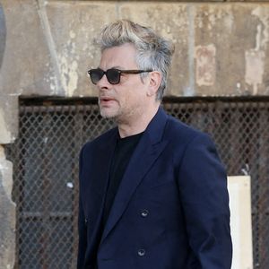 Dans les colonnes de "Libération", il avait évoqué les conséquences de la politique menée par Javier Milei et les changements économiques auxquels il était lui-même confronté

Benjamin Biolay - Obsèques de Nathalie Baye en l'église Saint-Sulpice à Paris le 24 avril 2026. © Dominique Jacovides - Coadic Guirec / Bestimage