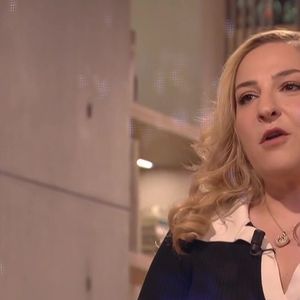 Marilou Berry invitée sur le plateau "En Aparté" le 8 avril 2025, la comédienne se livre sur sa maman Josiane Balasko.