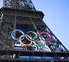 Cinq mois après la fin des JO de Paris, deux athlètes français se sont plaints

A 50 jours du début des Jeux olympiques Paris 2024, les cinq anneaux ont été accrochés sur la Tour Eiffel à Paris le 7 juin 2024.
L’opération a duré plus d’une heure et demie. Dans la nuit de jeudi à vendredi, les anneaux olympiques ont été installés sur la Tour Eiffel. Une structure d’une trentaine de mètres de large, pesant trente tonnes, fabriquée par la société ArcelorMittal en acier recyclé. Chaque anneau mesure 15 mètres de haut et 9 de diamètre.
Le symbole des Jeux olympiques a été accroché entre le premier et le deuxième étage de la dame de fer. Petite particularité : les anneaux seront éclairés en blanc la nuit grâce aux 100.000 LED installés dessus.