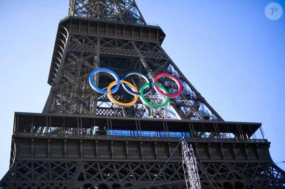 Cinq mois après la fin des JO de Paris, deux athlètes français se sont plaints

A 50 jours du début des Jeux olympiques Paris 2024, les cinq anneaux ont été accrochés sur la Tour Eiffel à Paris le 7 juin 2024.
L’opération a duré plus d’une heure et demie. Dans la nuit de jeudi à vendredi, les anneaux olympiques ont été installés sur la Tour Eiffel. Une structure d’une trentaine de mètres de large, pesant trente tonnes, fabriquée par la société ArcelorMittal en acier recyclé. Chaque anneau mesure 15 mètres de haut et 9 de diamètre.
Le symbole des Jeux olympiques a été accroché entre le premier et le deuxième étage de la dame de fer. Petite particularité : les anneaux seront éclairés en blanc la nuit grâce aux 100.000 LED installés dessus.