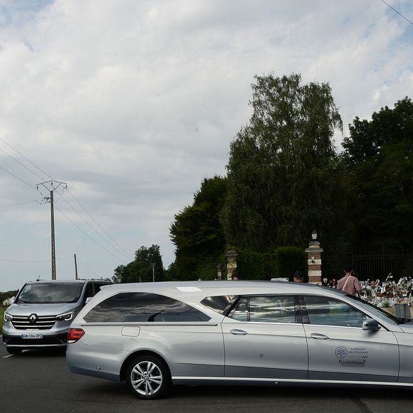 Arrivée du cercueil dans le corbillard à la propriété de Douchy-Montcorbon à quelques heures des obsèques d'Alain Delon le 24 août 2024. Agence / Bestimage