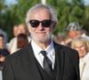Le cœur de son intérieur est son bureau en verre, souvent très désordonné, où il affirme passer la majeure partie de son temps.  

Francis Huster - Festival Les Hérault du Cinéma et de la Télévision 2026 au Cap d'Agde le 21 juin2026.

© Anne-Sohie Guebey / Bestimage