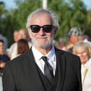 Le cœur de son intérieur est son bureau en verre, souvent très désordonné, où il affirme passer la majeure partie de son temps.  

Francis Huster - Festival Les Hérault du Cinéma et de la Télévision 2026 au Cap d'Agde le 21 juin2026.

© Anne-Sohie Guebey / Bestimage