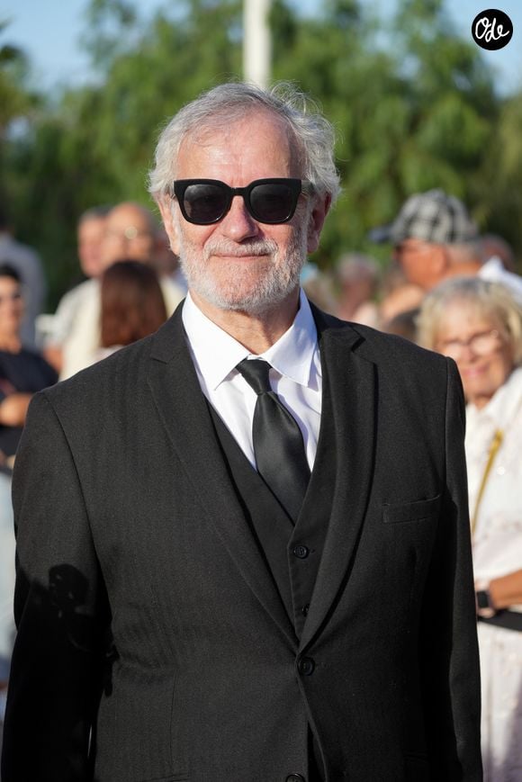 Le cœur de son intérieur est son bureau en verre, souvent très désordonné, où il affirme passer la majeure partie de son temps.  

Francis Huster - Festival Les Hérault du Cinéma et de la Télévision 2026 au Cap d'Agde le 21 juin2026.

© Anne-Sohie Guebey / Bestimage