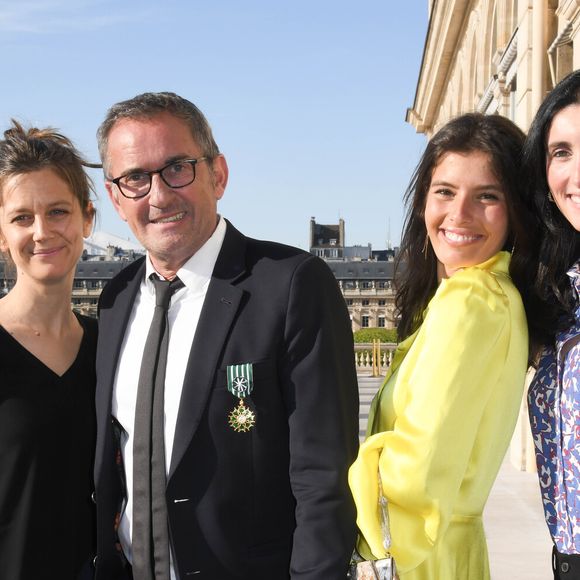 Face à cette situation, il peut compter sur le soutien de ses proches.

Exclusif - Christophe Dechavanne en famille avec ses filles Pauline et Ninon et sa compagne Elena Foïs - Christophe Dechavanne reçoit le grade d'Officier des Arts et des Lettres au Ministère de la Culture à Paris le 15 mai 2019. 
© Coadic Guirec / Bestimage