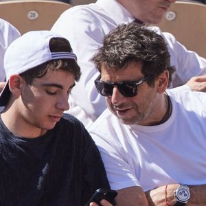 Patrick Bruel et son fils - Célébrités dans les tribunes des Internationaux de France de tennis de Roland Garros 2024 à Paris. Le 5 juin 2024
© Moreau-Jacovides / Bestimage