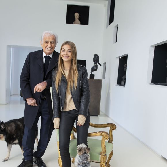 Exclusif - Rendez-vous de Jean-Paul Belmondo et sa fille Stella (qui participe au Bal 2019 le 30 novembre 2019), au musée de son père le sculpteur Paul Belmondo situé à Boulogne Billancourt le 9 novembre 2019. Jean-Paul et sa fille posent au rez-de-chaussée du musée.

© Olivier Borde / Bestimage