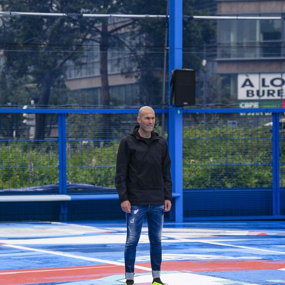 Menées avec succès auprès de la municipalité, les négociations prévoient des infrastructures modernes dédiées aux sports de raquette et au ballon rond.

Zinédine Zidane - À l’occasion du 20ème anniversaire de la victoire des Bleus en Coupe du monde, l’ex-entraîneur du Real Madrid inaugure un terrain pour les jeunes à côté du Stade de France le "playground ZZ 10", à Saint-Denis, le 11 juin 2018. 

 © Bestimage