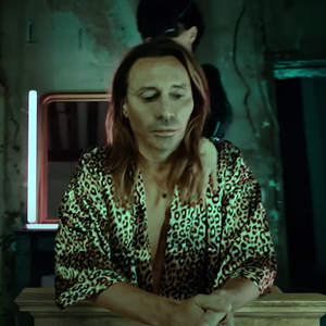 Depuis la mi-janiver, Bob Sinclar est méconnaissable. S’il semble avoir gardé sa chevelure naturelle, le visage a quant à lui été modifié (il a également rasé sa barbe). 

Bob Sinclar dans son nouveau clip, "Take It Easy On Me", avec Michael Ekow.