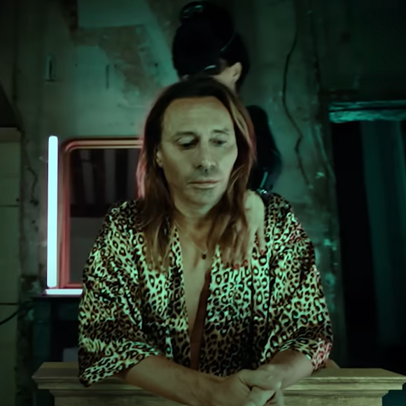 Depuis la mi-janiver, Bob Sinclar est méconnaissable. S’il semble avoir gardé sa chevelure naturelle, le visage a quant à lui été modifié (il a également rasé sa barbe). 

Bob Sinclar dans son nouveau clip, "Take It Easy On Me", avec Michael Ekow.