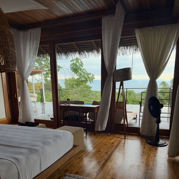 Un établissement 4 étoiles où la nuit coûte entre 588 et plus de 2000 dollars.

Sylvie Tellier en vacances en famille au Costa Rica.