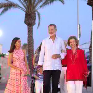 La reine Letizia, le roi Felipe VI d'Espagne, la reine Sofia - Les membres de la famille royale d'Espagne arrivent au restaurant Mia pour dîner pendant leurs vacances d'été à Majorque le 4 août 2024.

© Lalo Yasky / Bestimage