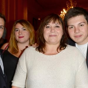 Sebastien Pons, Charlotte Gaccio, Michèle Bernier et Enzo Gaccio - Backstage de la 150ème représentation de la pièce "Je préfère qu'on reste amis" au Théâtre Antoine à Paris le 5 novembre 2014. © COADIC GUIREC / BESTIMAGE