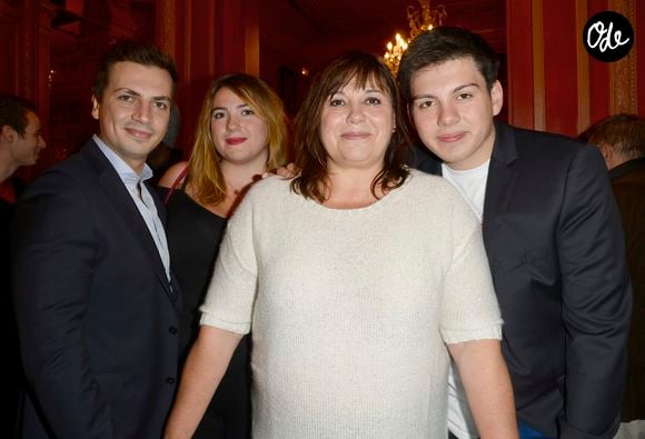 Sebastien Pons, Charlotte Gaccio, Michèle Bernier et Enzo Gaccio - Backstage de la 150ème représentation de la pièce "Je préfère qu'on reste amis" au Théâtre Antoine à Paris le 5 novembre 2014. © COADIC GUIREC / BESTIMAGE