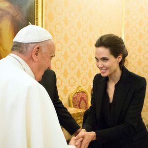 Jorge Mario Bergoglio, plus connu sous son nom de règne, François, est mort ce lundi 21 avril à 88 ans. Né en 1936 à Buenos Aires en Argentine, Jorge Mario Bergoglio était le premier pape non-européen depuis le VIIIe siècle.