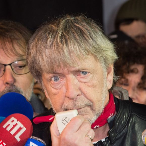 Le chanteur Renaud (Renaud Séchan) et Christophe Alévêque participent à un rassemblement spontané en hommage aux victimes des attentats de Charlie Hebdo Place de la République, à Paris, le 7 janvier 2016, scandant le slogan "Même pas peur" un an jour pour jour après l'attaque terroriste. AGENCE / BESTIMAGE