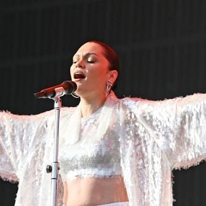 Jessie J éblouit dans un ensemble étincelant lors de son concert à Radio 2 In The Park qui se tient à Hylands Park à Chelmsford. Backgrid UK/ Bestimage