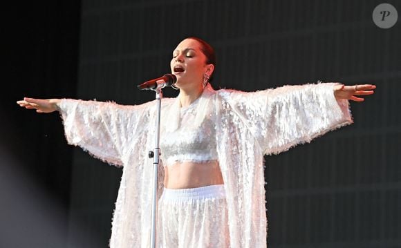 Jessie J éblouit dans un ensemble étincelant lors de son concert à Radio 2 In The Park qui se tient à Hylands Park à Chelmsford. Backgrid UK/ Bestimage