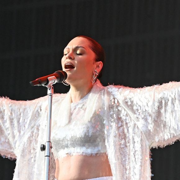 Jessie J éblouit dans un ensemble étincelant lors de son concert à Radio 2 In The Park qui se tient à Hylands Park à Chelmsford. Backgrid UK/ Bestimage