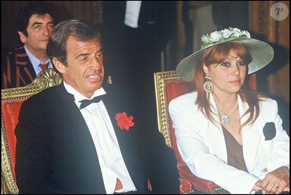 Alors marié à Elodie Constantin (ndlr : il l'a épousée en 1956. Bébel était alors âgé de 26 ans et n'avait pas encore été révélé par le film À bout de souffle de Jean-Luc Godard, qu'il tournera l'année suivante), il tombe amoureux de cette actrice suisse qu'il rencontre sur le tournage du film "Les Tribulations d'un Chinois en Chine". Archive - Jean-Paul Belmondo et Elodie Constantin mariant leur fille Patricia en 1986 @BERTRAND RINDOFF PETROFF / BESTIMAGE