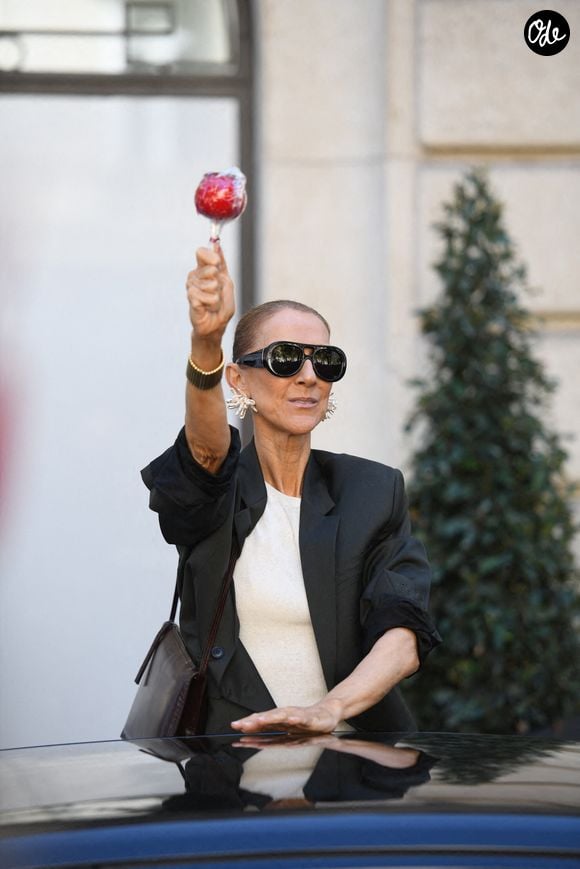 Céline Dion a quitté son hôtel en compagnie de son fils avant son premier grand concert prévu ce soir, à Paris, en France, le 12 septembre 2026. Photo : Florian Poitout/ABACAPRESS.COM