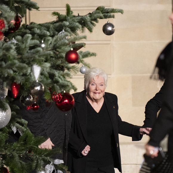 Malgré cette décision alarmante, Line Renaud refuse de baisser les bras et appelle à une mobilisation massive pour soutenir la recherche.

La chanteuse et actrice française Line Renaud au palais présidentiel de l'Elysée à Paris le 18 décembre 2023. Photo par Eliot Blondet/ABACAPRESS.COM