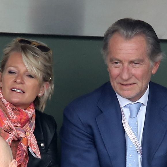 Sophie Davant et William Leymergie - People dans les tribunes des Internationaux de France de tennis de Roland Garros à Paris. Le 26 mai 2015 - Gorassini / Jacovides / Bestimage