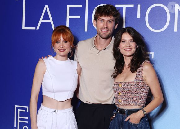Elle devait interpréter Céleste, mais c'est finalement Alice Dufour qui s'en charge

Claire Romain, Victor Meutelet et Alice Dufour lors du photocall du film "Montmartre'" lors du Festival de la Fiction de la Rochelle le 18 Septembre 2025.

© Denis Guignebourg/Bestimage