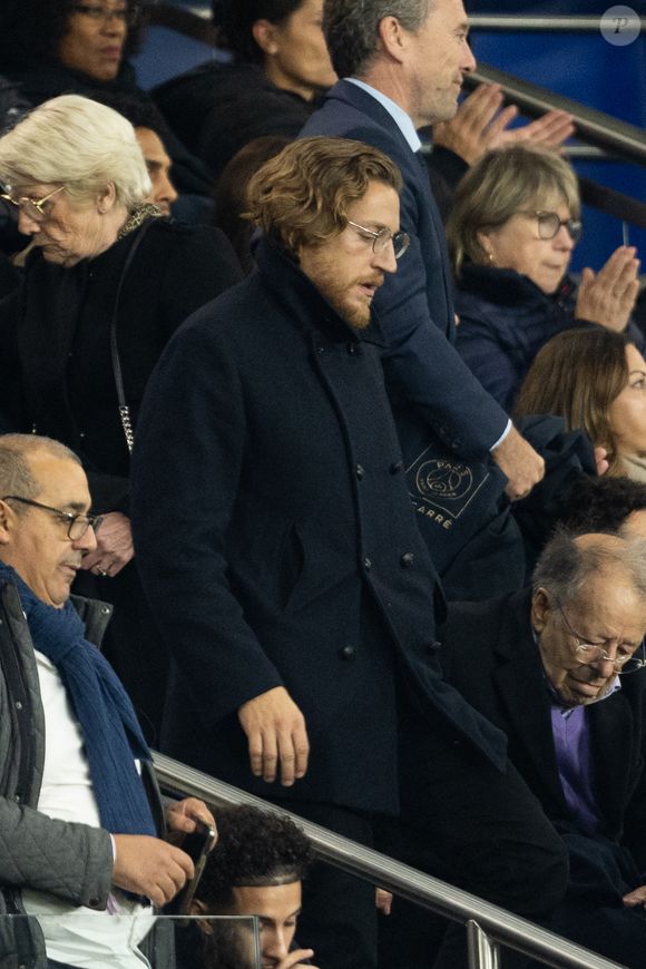 Ce dernier a d'ailleurs également apporté son soutien à son père en écrivant un texte sur Instagram. "Je me souviens qu'enfants, nous avions parfois du mal à partager notre père avec tous les Français"

Jean Sarkozy dans les tribunes lors du match de Ligue 1 McDonald's "PSG - Auxerre (2-0)" au Parc des Princes, le 27 septembre 2025.
© Cyril Moreau/Bestimage