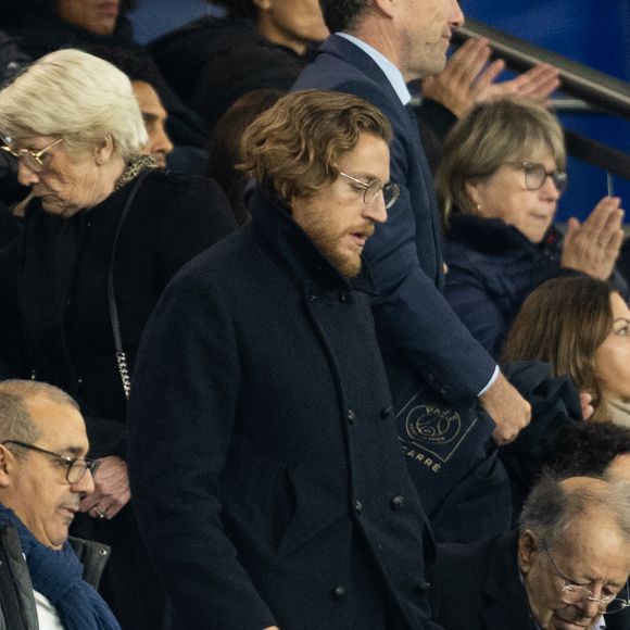 Ce dernier a d'ailleurs également apporté son soutien à son père en écrivant un texte sur Instagram. "Je me souviens qu'enfants, nous avions parfois du mal à partager notre père avec tous les Français"

Jean Sarkozy dans les tribunes lors du match de Ligue 1 McDonald's "PSG - Auxerre (2-0)" au Parc des Princes, le 27 septembre 2025.
© Cyril Moreau/Bestimage
