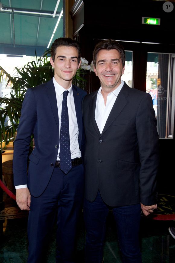 Pour sa maman, le drame n'est également toujours pas cicatrisé. "C'est plus compliqué pour elle", admet Thomas : "Elle vivait pour Antoine et pour moi. Son chemin est plus long pour réapprendre à marcher". 

Exclusif -Thomas Alléno et son père Yannick Alléno - Déjeuner "Pères et fils" au Café de la Paix à Paris le 16 juin 2016. © Julio Piatti / Bestimage