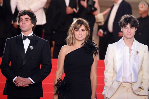Les hommes s'autorisent aussi quelques libertés notables avec le protocole, à l'image de Milo Quifes se présentant sans le traditionnel nœud papillon obligatoire.

Javier Ambrossi, Penelope Cruz, Milo Quifes - Descente des marches du film " La bola negra " lors du 79ème Festival International du Film de Cannes, le 20 mai 2026. 

© Jacovides-Moreau / Bestimage