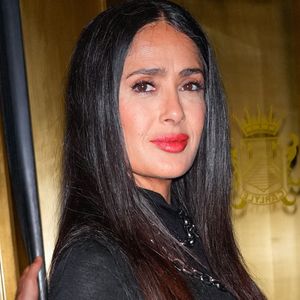 Le lundi 7 septembre 2026, pour ses 60 ans célébrés quelques jours plus tôt, l'actrice a posté deux clichés d'elle, dans le plus simple appareil, profitant d'une baignade sur une plage déserte. 

Salma Hayek dans un hôtel à New York le 30 octobre 2024.

STARMAX / BESTIMAGE
