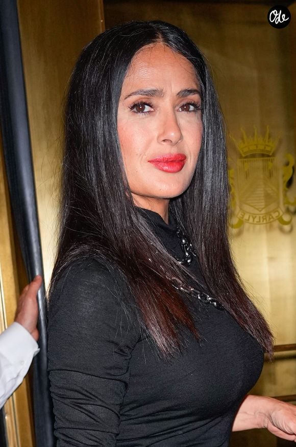 Le lundi 7 septembre 2026, pour ses 60 ans célébrés quelques jours plus tôt, l'actrice a posté deux clichés d'elle, dans le plus simple appareil, profitant d'une baignade sur une plage déserte. 

Salma Hayek dans un hôtel à New York le 30 octobre 2024.

STARMAX / BESTIMAGE