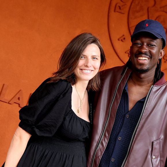 Mory Sacko et sa compagne Emilie Rouquette au village lors des Internationaux de France de Tennis de Roland Garros le 3 juin 2026 © Jacovides / Moreau / Bestimage