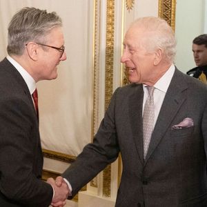 Le roi Charles III d'Angleterre et Camilla Parker Bowles, reine consort d'Angleterre lors d'une réception pour les membres du Parlement nouvellement élus lors des élections de 2024 et les membres de la Chambre des Lords, au palais de Buckingham à Londres, Royaume Uni, le 29 janvier 2025. © Alpha Press/Bestimage